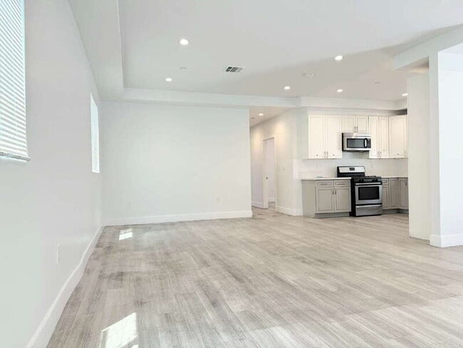 829 E 74th St in Los Angeles, CA - Foto de edificio - Building Photo