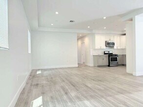 829 E 74th St in Los Angeles, CA - Building Photo - Building Photo