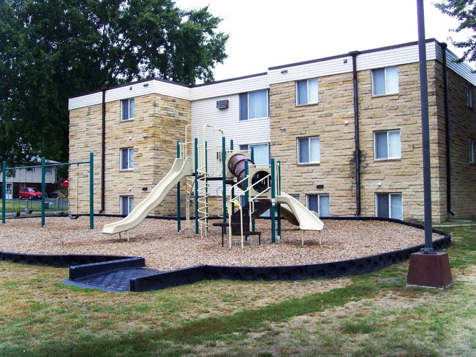 Fairview Apartments in St. Peter, MN - Building Photo