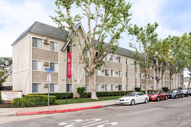 Piccadilly Square in Fullerton, CA - Foto de edificio - Building Photo