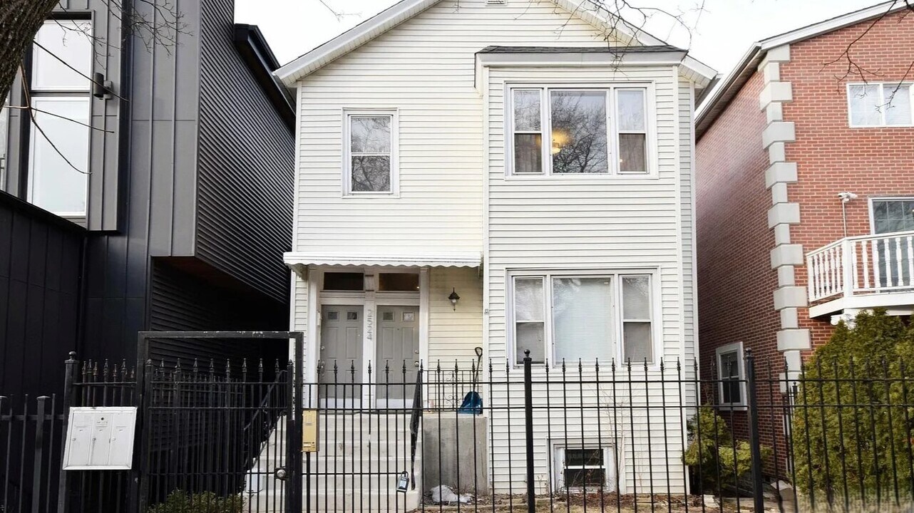 2524 W Palmer St in Chicago, IL - Building Photo