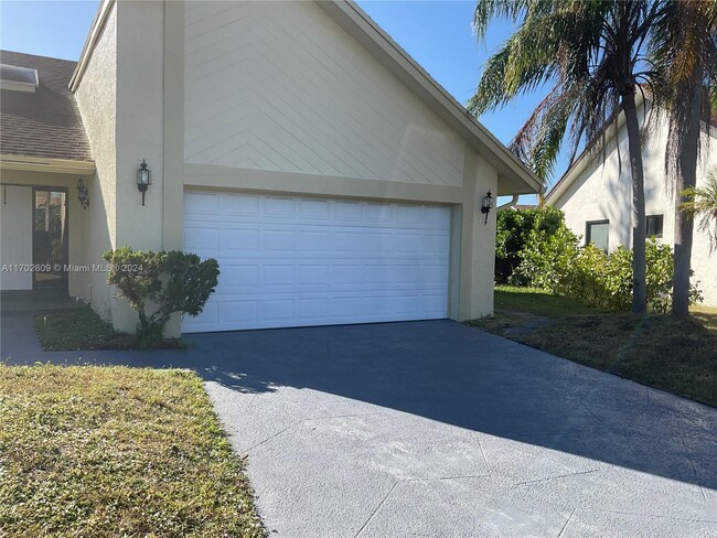 8017 NW 83rd Way in Tamarac, FL - Foto de edificio - Building Photo