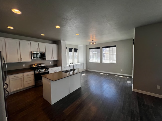 property at 923 W State St