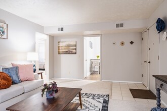 The Colonial Apartments in Omaha, NE - Building Photo - Building Photo