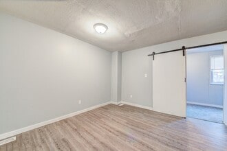 438 Kathleen St, Unit Unit 1 in Pittsburgh, PA - Foto de edificio - Building Photo