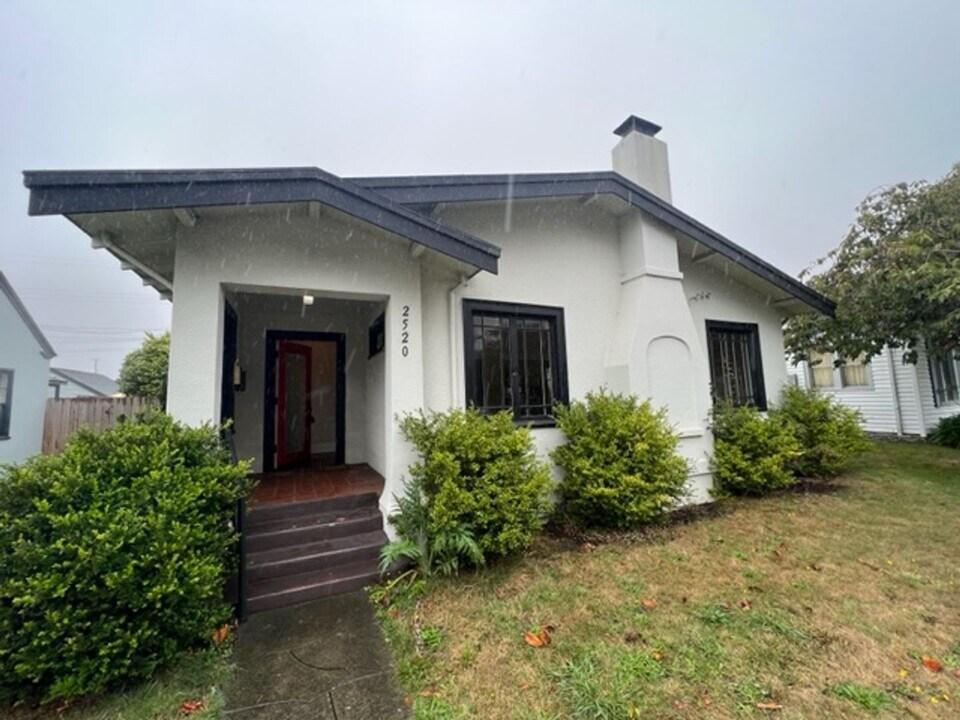 2520 H St in Eureka, CA - Building Photo