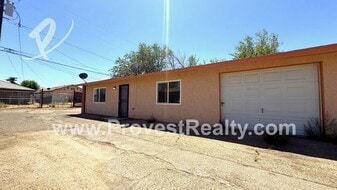 16397 Spruce St in Hesperia, CA - Building Photo