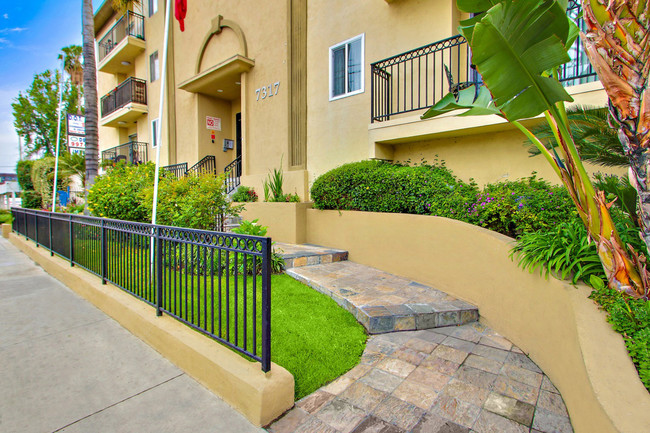 Sepulveda Place Apartments in Van Nuys, CA - Foto de edificio - Building Photo