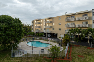 Woodcreek Condominium in North Miami, FL - Building Photo - Building Photo