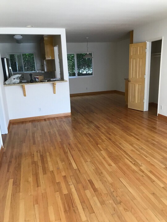 14701 Dickens St in Los Angeles, CA - Building Photo