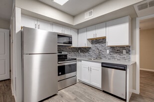 Escondido Apartments in Phoenix, AZ - Building Photo