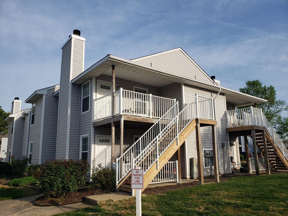 402 Shelter Dr in Virginia Beach, VA - Building Photo