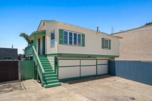 123 E 18th St in Costa Mesa, CA - Building Photo