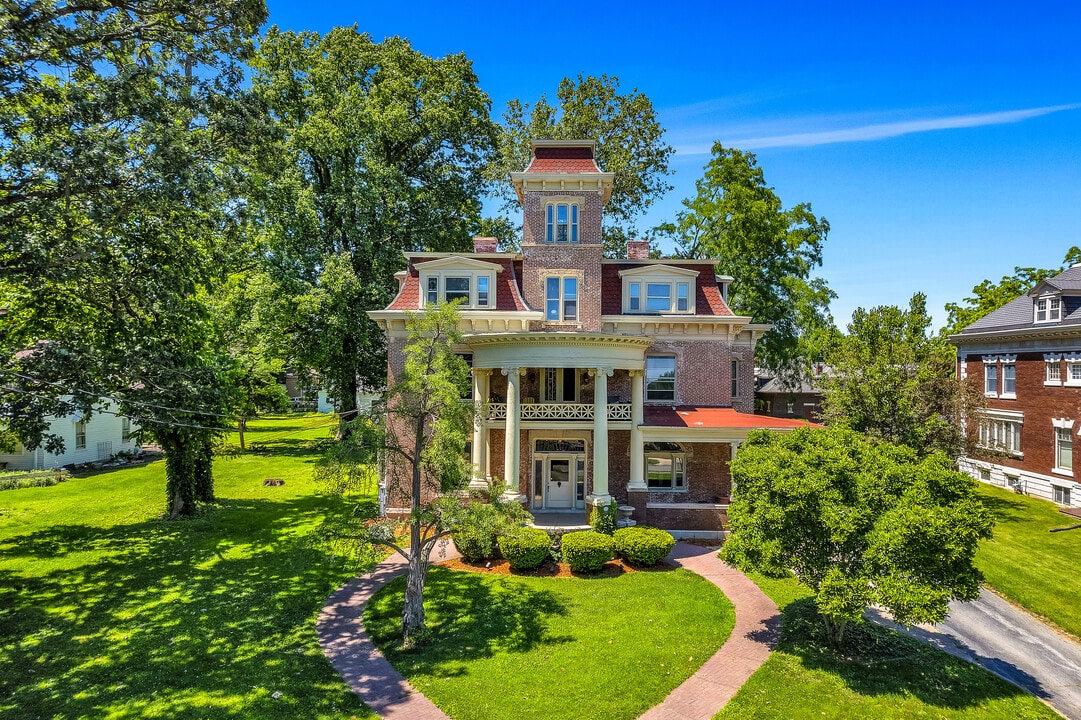 511 W High St in Peoria, IL - Foto de edificio