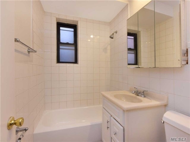 1 Hillside Ave, Unit 1A in Great Neck, NY - Building Photo - Building Photo