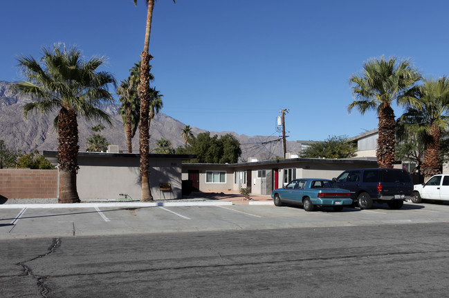 521 El Placer Rd in Palm Springs, CA - Foto de edificio - Building Photo