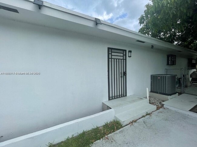 6882 SW 25th St in Miami, FL - Building Photo - Building Photo
