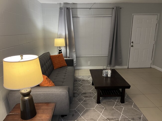 625 S Royal Crest Cir in Las Vegas, NV - Building Photo - Building Photo