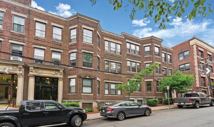 17 Stearns Rd, Unit 4 in Brookline, MA - Building Photo