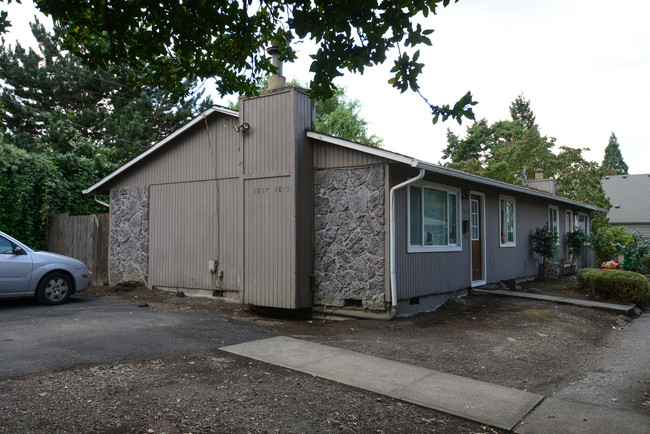 3803 SE 33rd Pl in Portland, OR - Building Photo - Building Photo