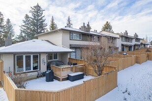 10122-10154 Brookpark Blvd SW in Calgary, AB - Building Photo