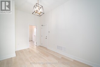 13-13 Mansfield Ave in Toronto, ON - Building Photo - Building Photo