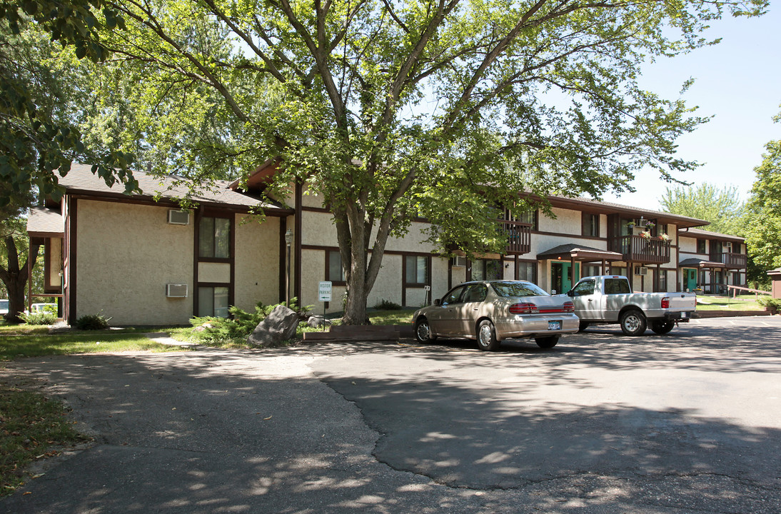 Santa Vera Apartments in Chanhassen, MN - Building Photo