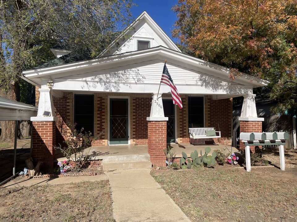 2306 21st St in Lubbock, TX - Foto de edificio