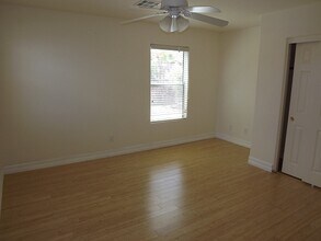 11201 Crosseto Dr in Las Vegas, NV - Building Photo - Building Photo