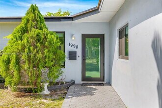 1998 NE 180th St in North Miami Beach, FL - Building Photo - Building Photo