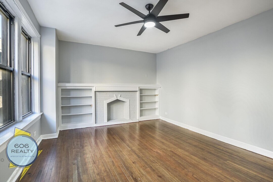 1026 E Hyde Park Blvd in Chicago, IL - Building Photo