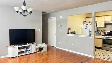 1107 Woodhaven Dr in Edison, NJ - Building Photo - Building Photo