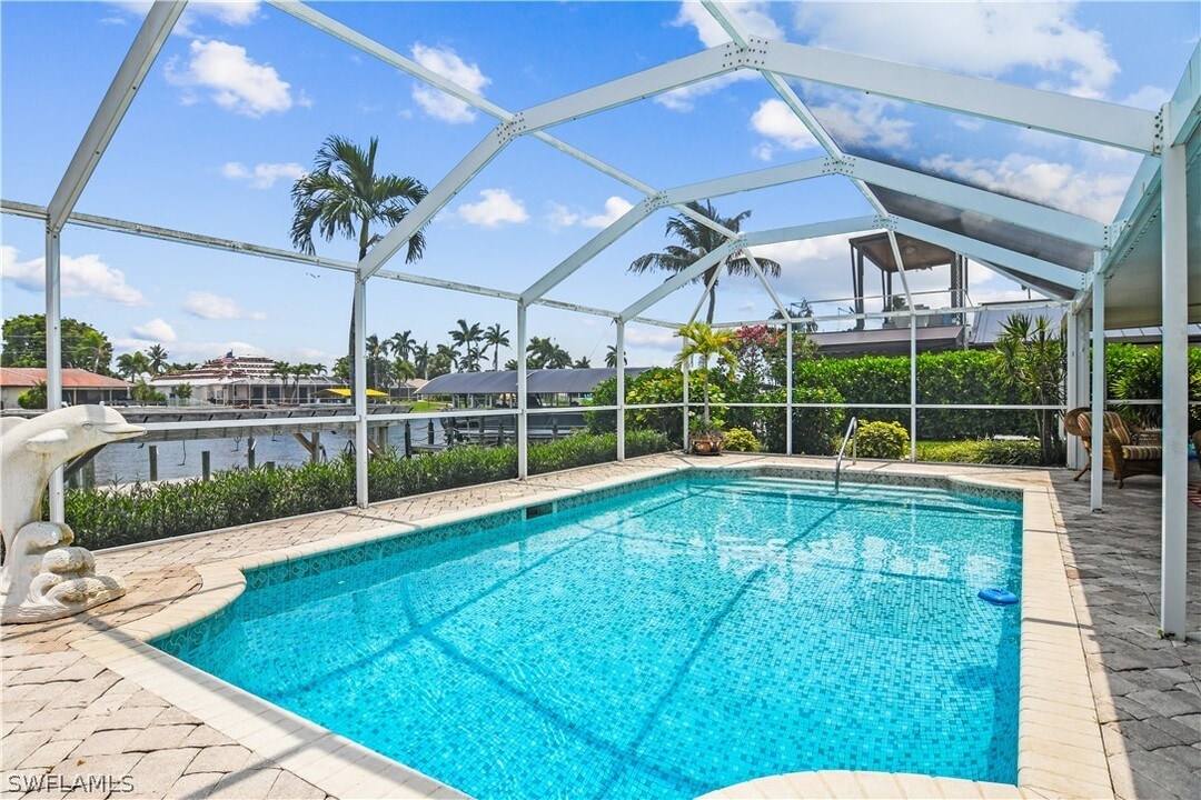 2019 SE 28th Terrace in Cape Coral, FL - Foto de edificio