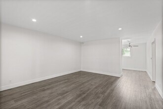 DIPLOMAT PARK APARTMENTS in Valley Village, CA - Foto de edificio - Interior Photo