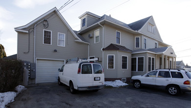 418 Pontiac Ave in Cranston, RI - Foto de edificio - Building Photo