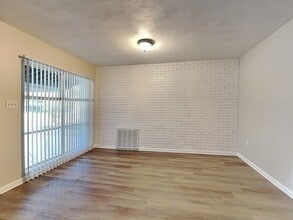 1627 N Powers Dr in Orlando, FL - Foto de edificio - Building Photo