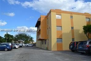 525 W 69th St in Hialeah, FL - Building Photo - Building Photo