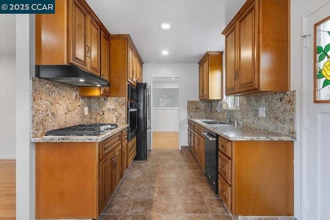 987 Vía Bregani in San Lorenzo, CA - Foto de edificio - Building Photo