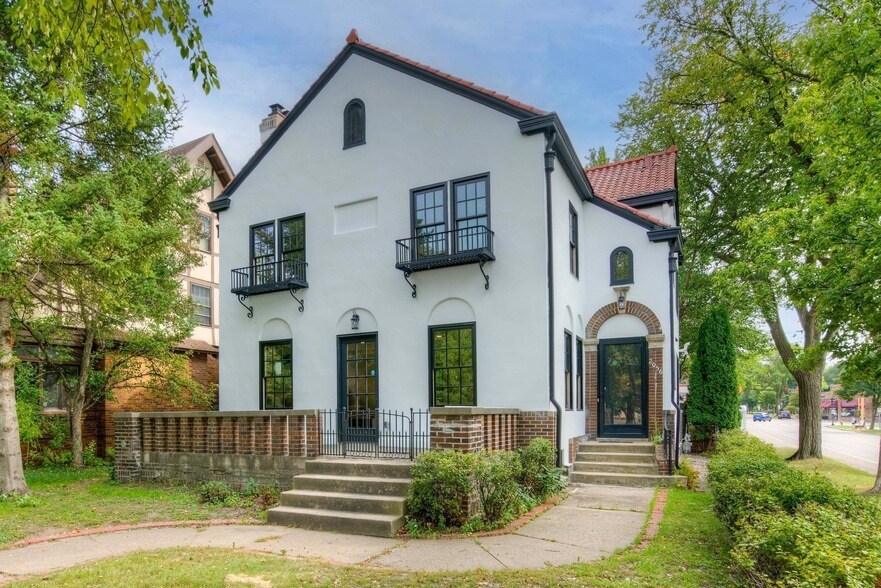2056 Summit Ave in St. Paul, MN - Building Photo