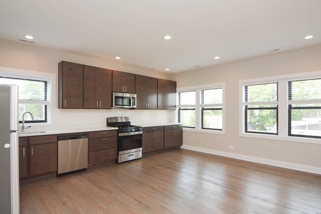 3409 W Fullerton Ave, Unit M07H in Chicago, IL - Foto de edificio - Building Photo