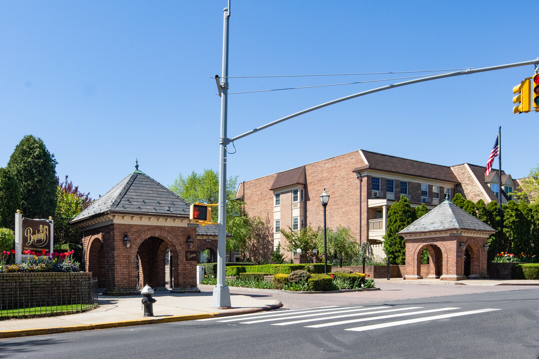 20601 Emily Rd in Bayside, NY - Building Photo