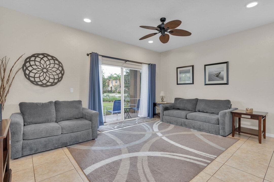 557 Miramar Ave in Davenport, FL - Building Photo