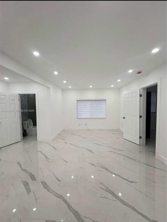 1015 S 17th Ave in Hollywood, FL - Foto de edificio - Building Photo