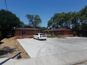 637 R St. in Bakersfield, CA - Foto de edificio - Building Photo