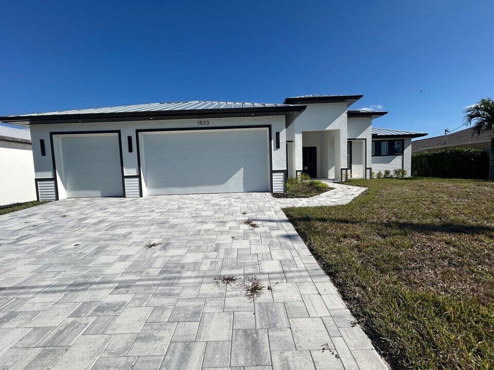 1523 NW 34th Ave in Cape Coral, FL - Building Photo