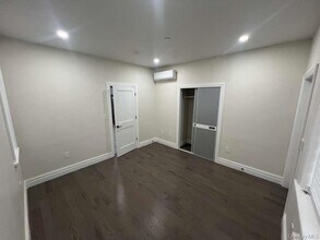 61-14 Cloverdale Blvd in Queens, NY - Building Photo - Building Photo