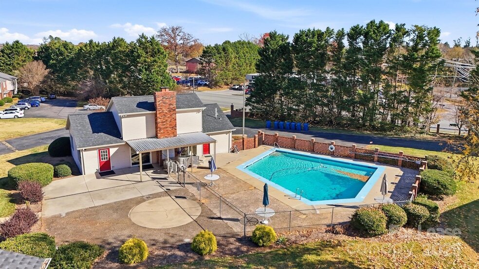 2705 N Center St, Unit 1-1415 in Hickory, NC - Building Photo