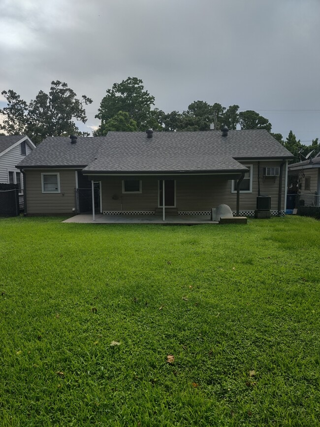 113 Thelma Dr in Lafayette, LA - Building Photo - Building Photo