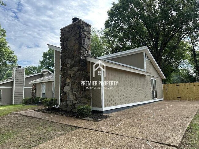 4430 Crescent Park Dr in Memphis, TN - Foto de edificio - Building Photo