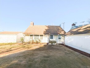 806 Oliver Ave in Westbury, NY - Building Photo - Building Photo